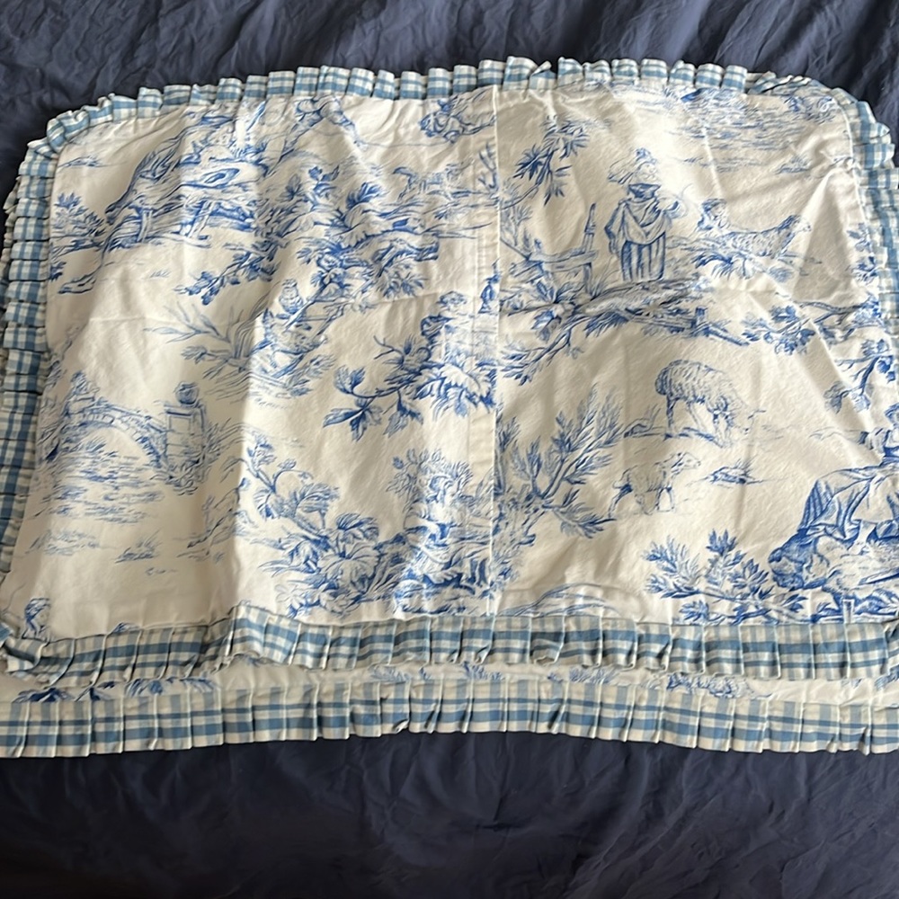Jane Wilner Haute Couture Linens, 2 blue/white toile pillow shams - Picture 2 of 6